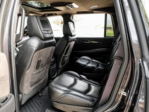 Used 2017 Cadillac Escalade Platinum image 33