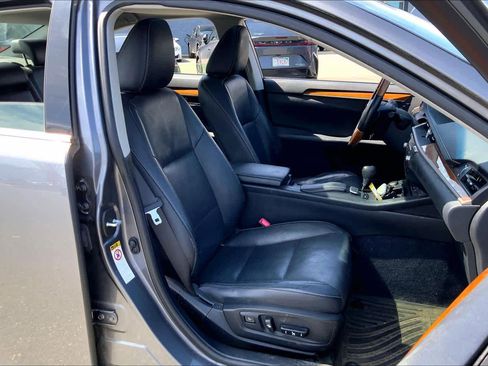 Used 2015 Lexus ES 300h w/ Navigation System Package FWD image 9