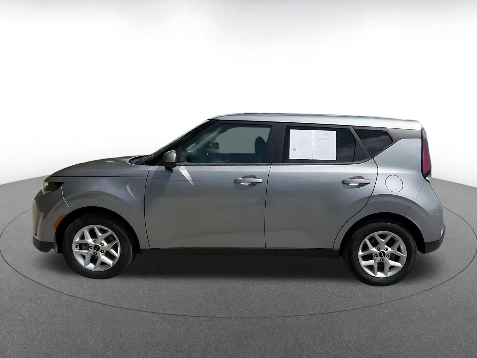 Used 2025 Kia Soul LX w/ LX Technology Package FWD image 8