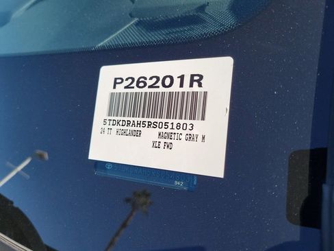 Used 2024 Toyota Highlander XLE FWD image 33