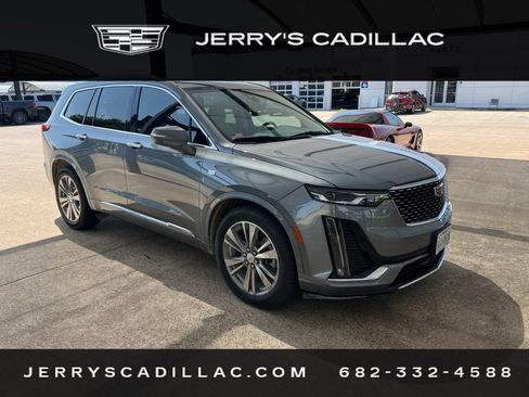 Used 2022 Cadillac XT6 Premium Luxury FWD image 2