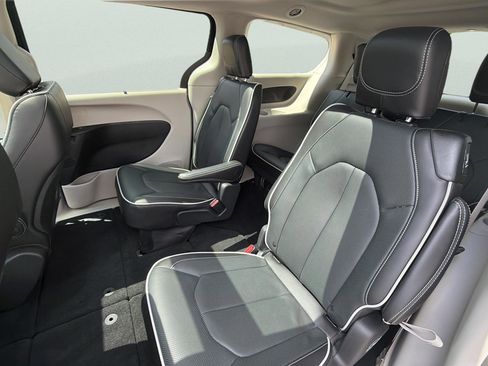 Used 2024 Chrysler Pacifica Limited FWD image 13