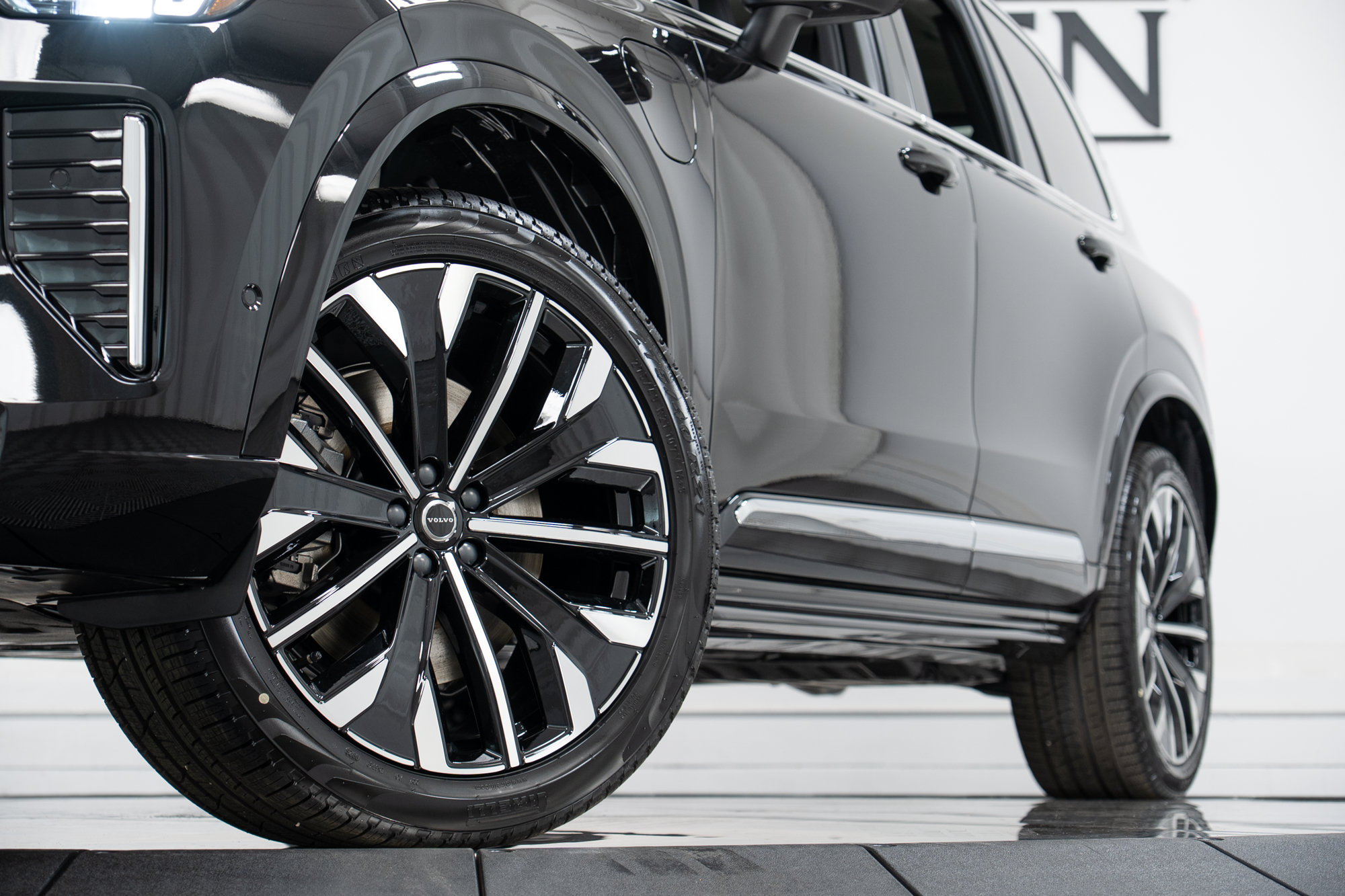 New 2026 Volvo XC90 T8 Plus w/ Protection Package Premier AWD/4WD image 28