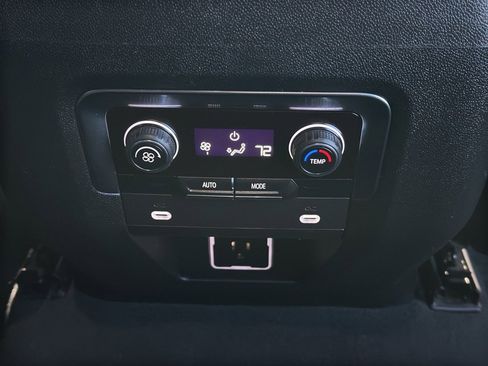 Used 2023 Chevrolet Suburban LT image 32