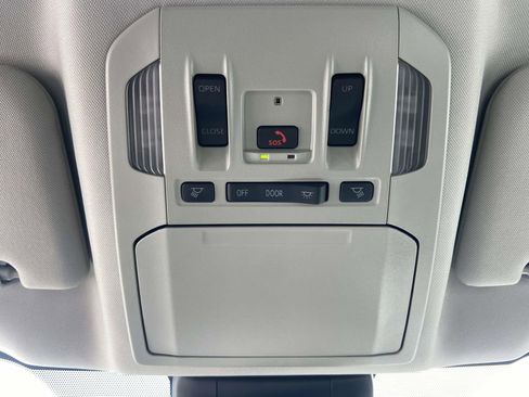 Used 2025 Toyota Highlander XLE AWD/4WD image 24