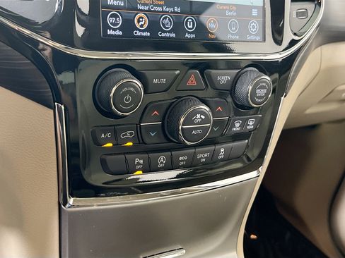 Used 2022 Jeep Grand Cherokee Laredo E w/ Security & Convenience Group image 16