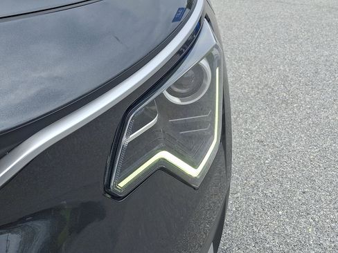 Certified 2024 Kia Niro EX FWD image 9
