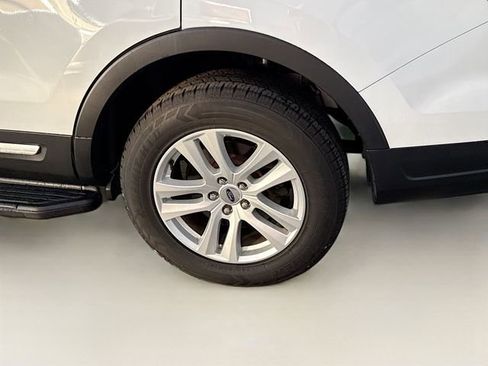 Used 2018 Ford Explorer XLT image 31