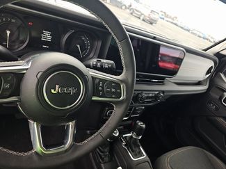 Used 2025 Jeep Wrangler Unlimited Sahara video 2