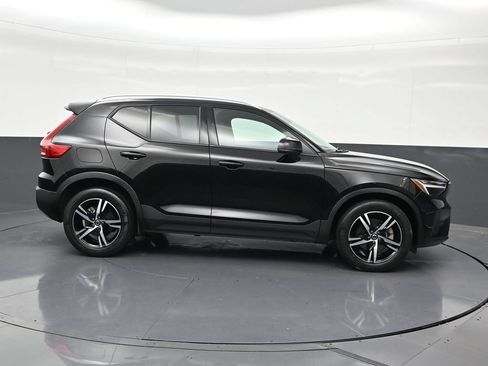 Used 2023 Volvo XC40 B4 Core FWD image 7