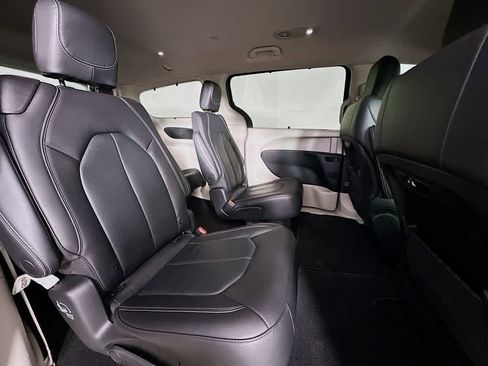 Used 2022 Chrysler Pacifica Touring-L image 30