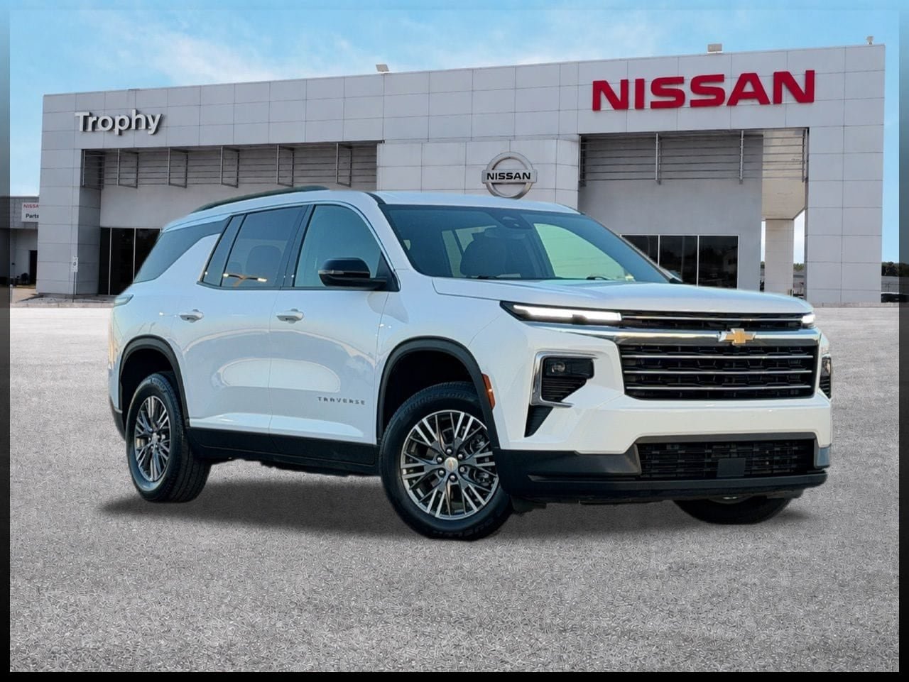 Used 2025 Chevrolet Traverse LT FWD image 1