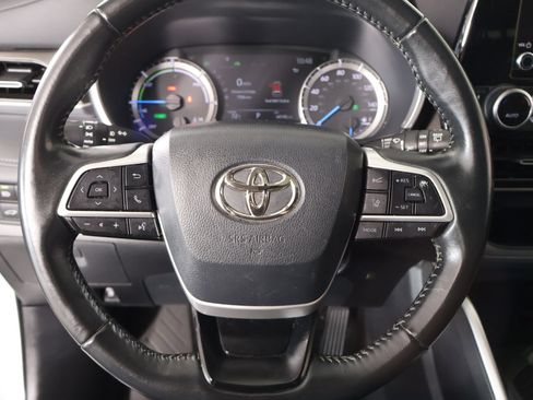 Used 2023 Toyota Highlander XLE FWD image 3