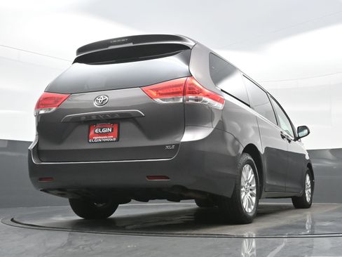 Used 2013 Toyota Sienna XLE image 31