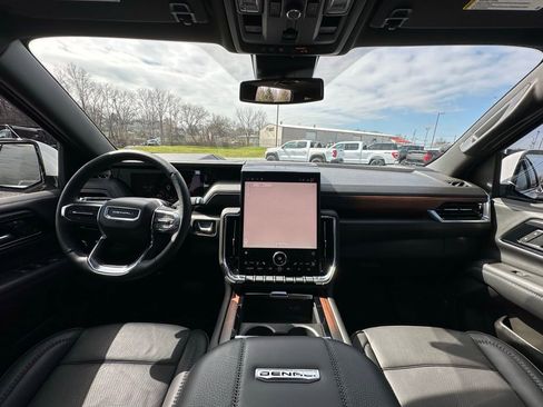 Used 2025 GMC Yukon Denali w/ Sun & Power Step Package image 9