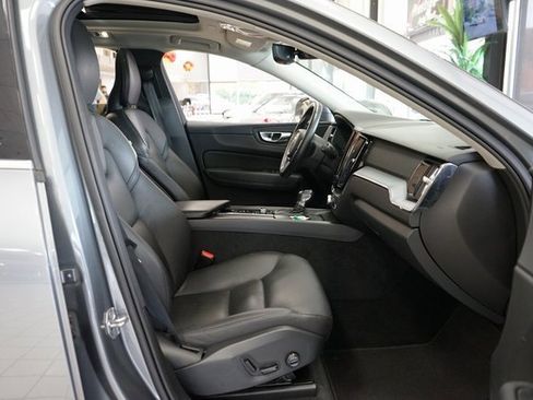 Used 2020 Volvo XC60 T5 Momentum image 44