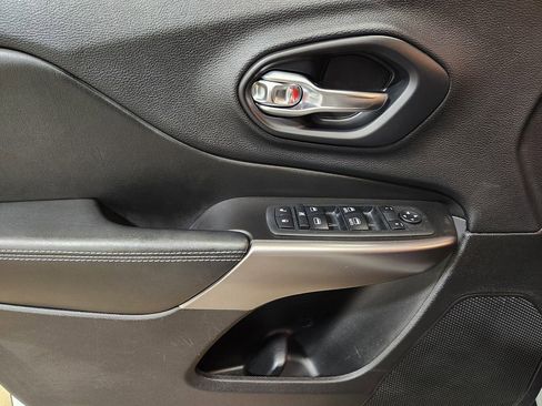 Used 2019 Jeep Cherokee Latitude Plus w/ Comfort/Convenience Group image 42