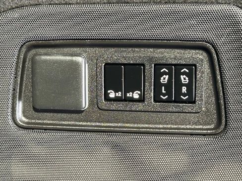 Used 2022 Cadillac Escalade ESV Premium Luxury image 16