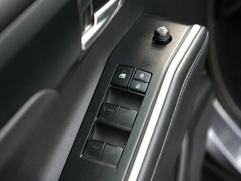 Used 2021 Toyota Highlander XLE image 9