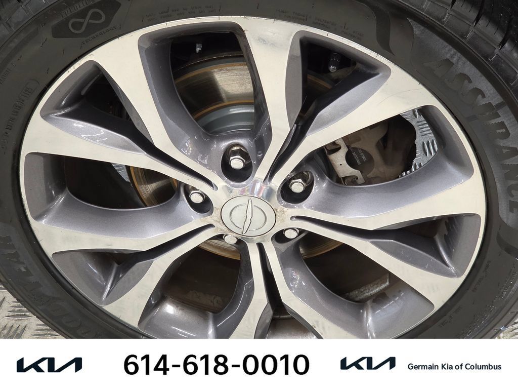 Used 2017 Chrysler Pacifica Limited w/ UConnect Theater Package FWD image 12