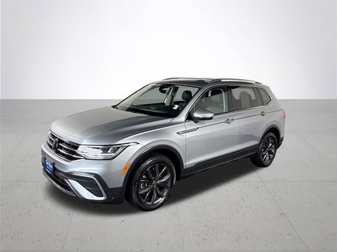 Certified 2022 Volkswagen Tiguan SE image 2
