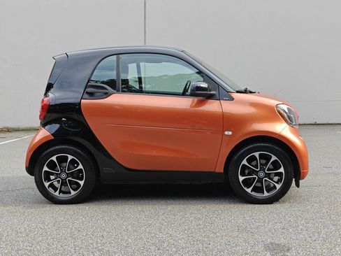 Used 2016 smart fortwo passion RWD image 2