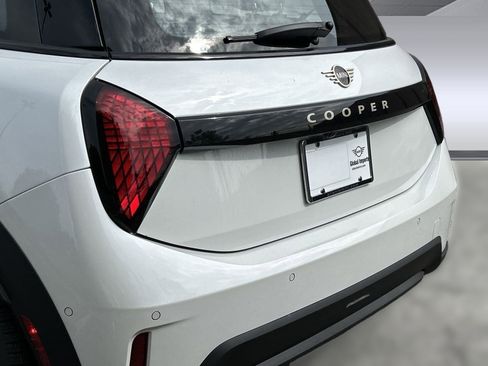 Certified 2025 MINI Cooper 2-Door Hardtop image 21