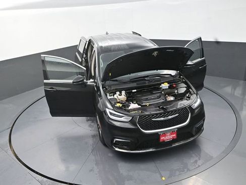 Used 2023 Chrysler Pacifica Touring-L FWD image 39