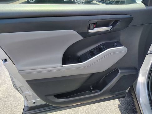 Used 2022 Toyota Highlander XLE AWD/4WD image 12