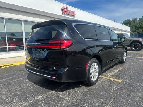 Used 2024 Chrysler Pacifica Touring-L FWD image 13