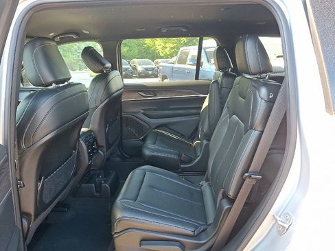 Certified 2025 Jeep Grand Cherokee L Limited w/ Black Appearance Package AWD/4WD image 12