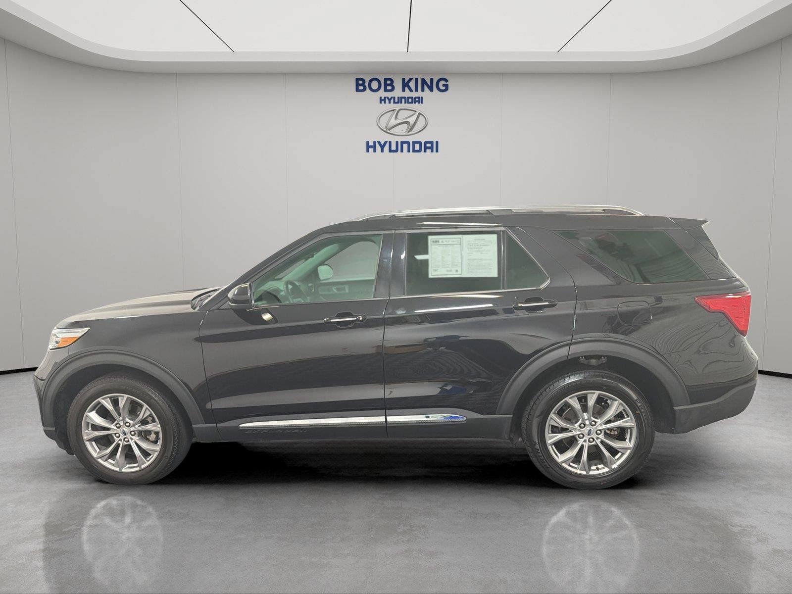 Used 2024 Ford Explorer Limited AWD/4WD image 2