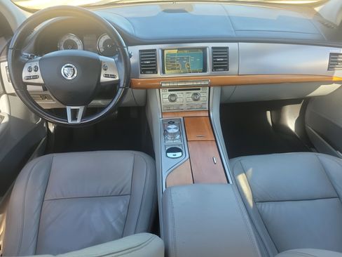 Used 2010 Jaguar XF Luxury RWD image 12