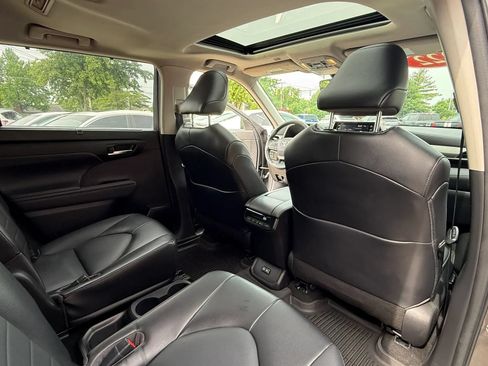 Used 2022 Toyota Highlander XLE AWD/4WD image 13