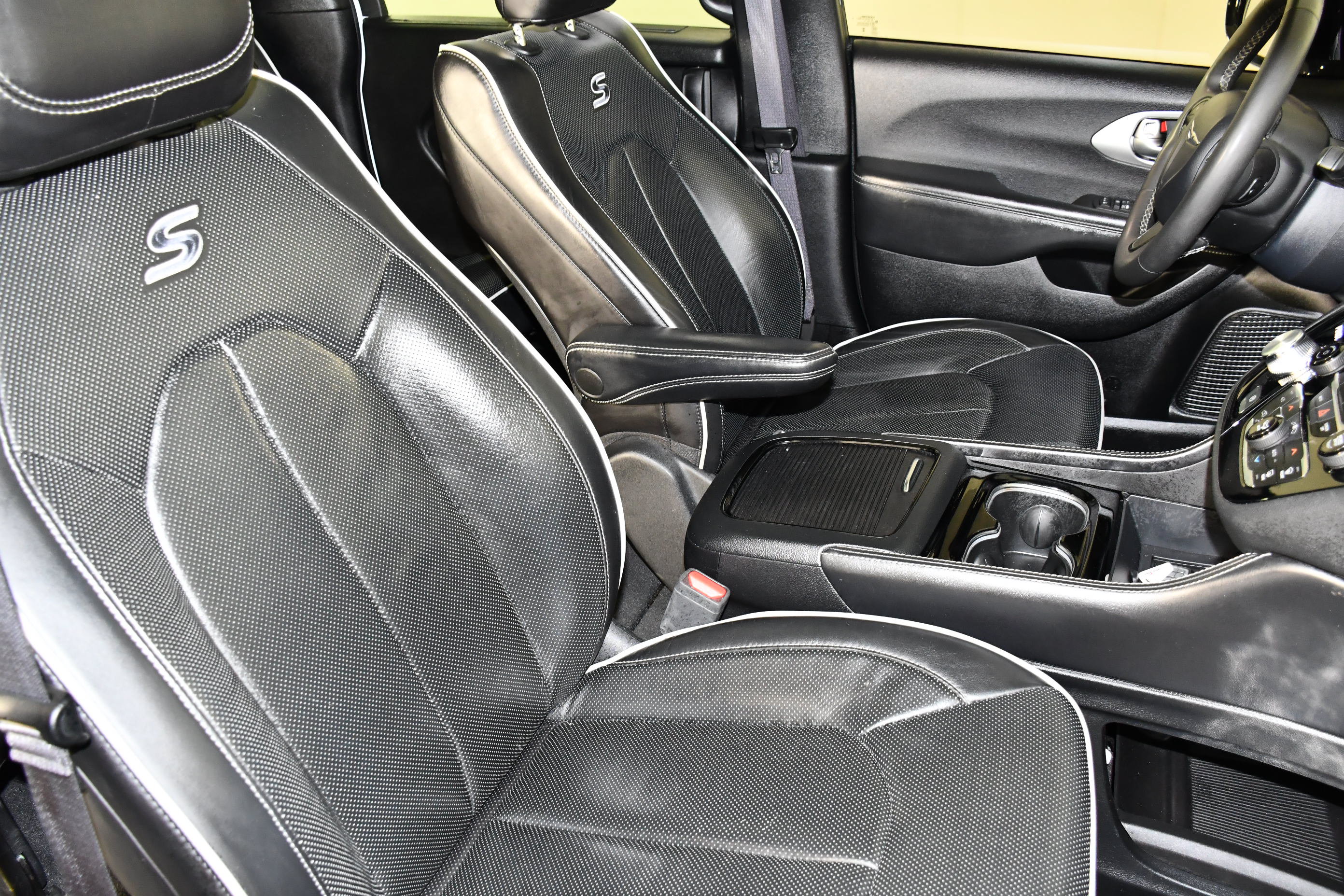 Used 2025 Chrysler Pacifica Limited FWD image 42