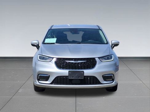 Used 2023 Chrysler Pacifica Touring-L FWD image 9