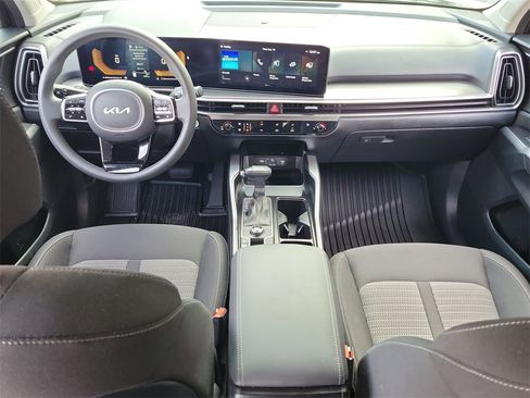Used 2025 Kia Sorento LX image 19