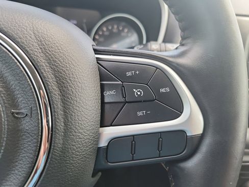 Used 2017 Jeep Compass Latitude w/ Cold Weather Group FWD image 15