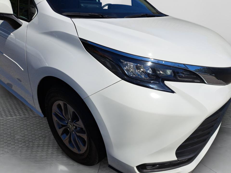 Used 2025 Toyota Sienna LE AWD/4WD image 19