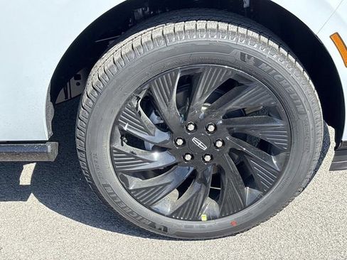 New 2026 Lincoln Navigator L Reserve AWD/4WD image 9