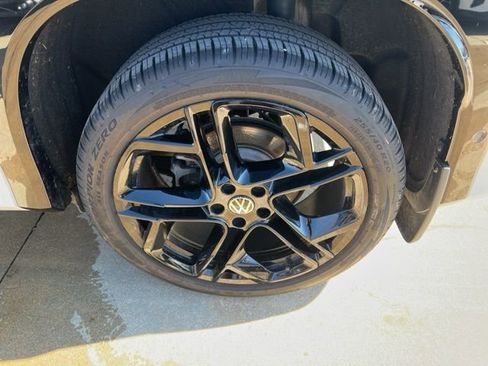 Used 2025 Volkswagen Tiguan SE R-Line image 11