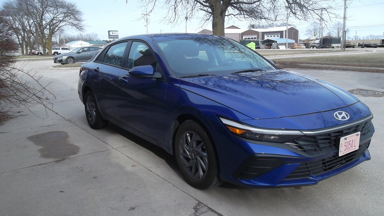 Used 2025 Hyundai Elantra Hybrid FWD image 2