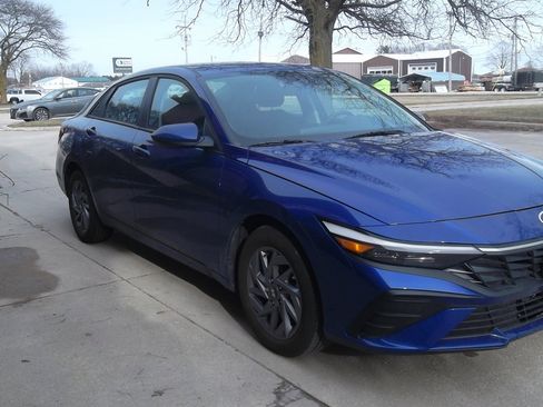 Used 2025 Hyundai Elantra Blue image 2