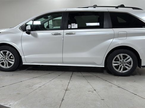 New 2026 Toyota Sienna XLE image 8
