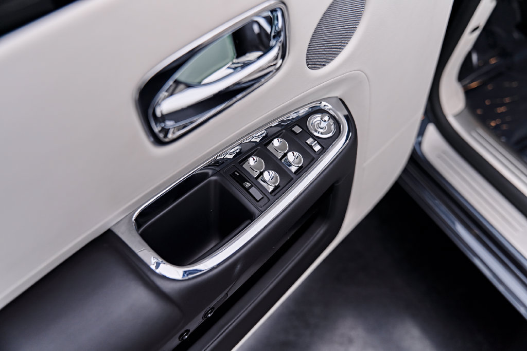 Used 2016 Rolls-Royce Ghost RWD image 40