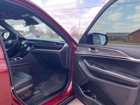 Used 2025 Jeep Grand Cherokee L Limited w/ Black Appearance Package image 16