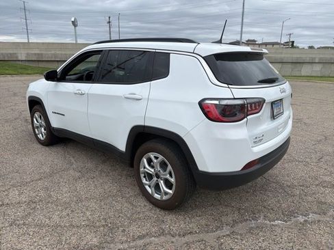 Used 2025 Jeep Compass Latitude AWD/4WD image 4