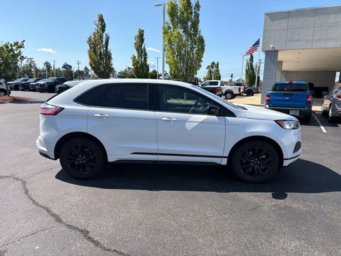 Used 2023 Ford Edge SE w/ Black Appearance Package AWD/4WD image 3