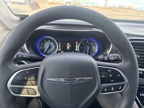Used 2024 Chrysler Pacifica Touring-L FWD image 27