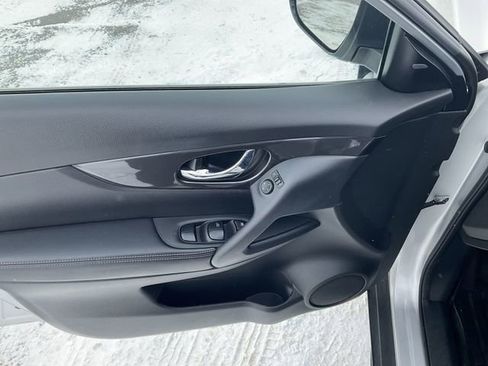 Used 2020 Nissan Rogue SV image 25